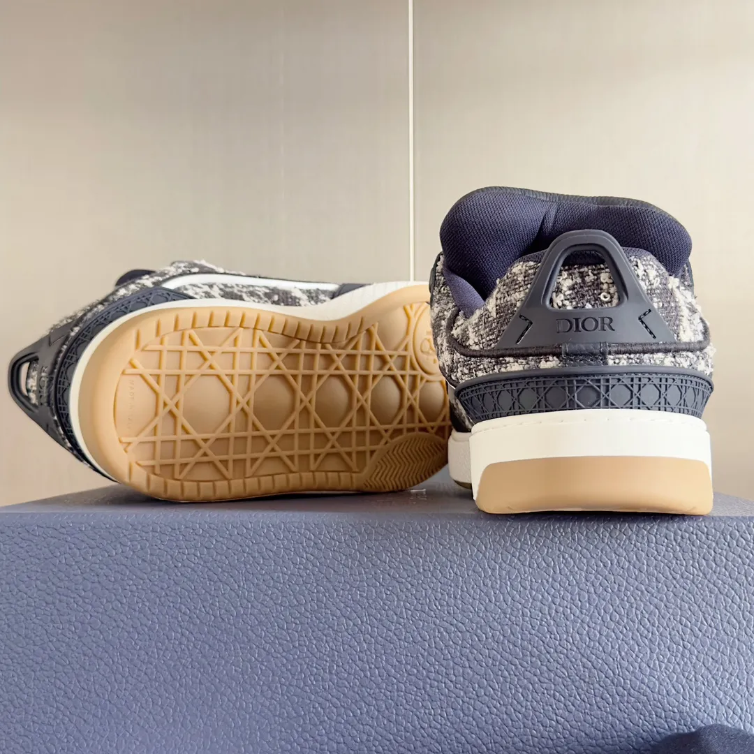 [DIOR] P: 820💰 Men's 39-44. (Male 38. 45. Customized) Dior Dior B9S series top version bread shoes casual sports shoes skate shoes original purchase development and production This new B9S skateboard sneakers are inspired by skateboarding and Dior's high-order spirit. Crafted from navy blue cotton tweed, the classic cannage pattern is reinterpreted with grained calfskin details in homage to Dior's savoir-faire. Padded tongue and technical fabric leg provide ideal comfort. Iconic details abound throughout the design, such as the Dior signature on the heel and tongue, cannage-patterned panels, and the rubber Dior Charm signature on the side inspired by the Dior logo. The rubber soles engraved with Oblique printing with a gradient effect are more refined and can add a high-end temperament to various looks. Exquisite packaging at the delivery counter🛍📦 ▪️Fabric: Original customized first-layer cowhide + tweed ▪️Inner lining: Customized breathable lining ▪️Outsole: Original open-molded anti-slip TPU material ▪️Sole thickness: 3.5CM.